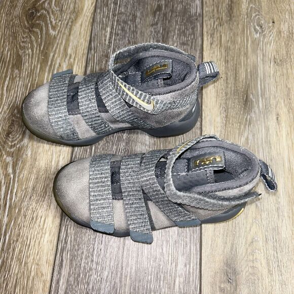 Nike Lebron Soldier Gray Platinum Youth Size 10.5C 918368-010 Basketball Shoes - Picture 6 of 11